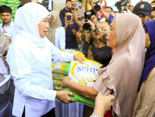 Pasar Murah ke-99 Jombang, Khofifah Sebut Komitmen Pemprov Jatim Jaga Keterjangkauan Harga