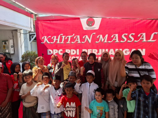 70 Anak Ikuti Khitan Massal PDIP Surabaya, Warga Antusias