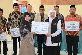 Gubernur Khofifah Hadir Langsung Serahkan Bantuan Kemanusiaan untuk Masyarakat Bawean