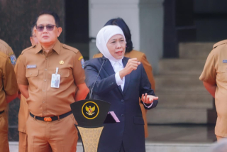 Gubernur Khofifah Serahkan Bantuan untuk ASN Terdampak Kebakaran Gedung Negara Grahadi