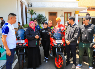 Gubernur Khofifah Doakan Mario Aji Harumkan Nama Indonesia di Sirkuit Internasional Jepang