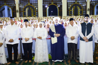 Bersama Syeikh Afeefuddin Al-Jailani, Gubernur Khofifah Ingatkan Jamaah Perihal Akhlak Digital