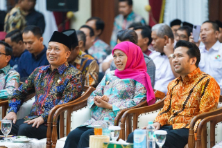 Dorong SDM Pengelola Koperasi, Gubernur Khofifah Bersama Menteri Koperasi RI  Buka Musywil Dekopinwil Jatim 2025