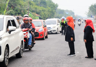 Dorong Konektivitas, Gubernur Khofifah Tinjau Progres Proyek Strategis Provinsi Pelebaran Jalan Sugihwaras Magetan