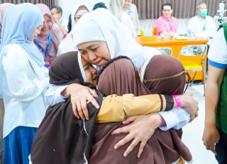 Gubernur Khofifah Apresiasi Sinergi Lintas Elemen Lakukan Pemeriksaan dan Bagikan 1.000 Kacamata Gratis