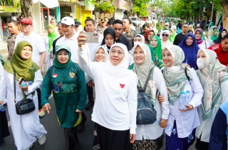 Gubernur Khofifah Hadiri Jalan Sehat Hari Santri 2025 Bersama Ribuan Masyarakat Lamongan