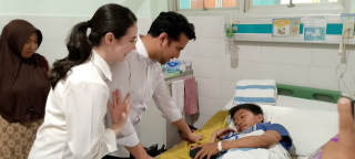 Wagub Emil bersama Istri Temui Keluarga Korban di RSU R.T Notopuro, Ingin Bersambung Rasa dengan Para Ibu