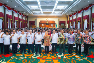 Gubernur Khofifah Serahkan Penghargaan Bagi 604 Pendonor Darah Sukarela 75 Kali