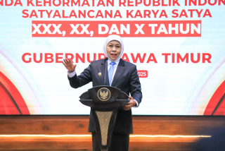 Gubernur Khofifah Tuntaskan  Penyematan Tanda Kehormatan SLKS kepada 653 ASN Pemprov di Hari Kedua