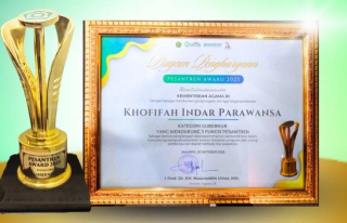 Gubernur Khofifah Raih Penghargaan Pesantren Award 2025 dari Menteri Agama RI