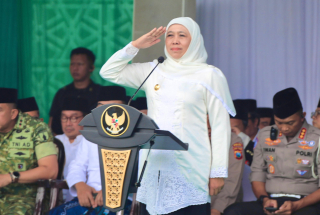 Gubernur Khofifah Pimpin Apel Hari Santri 2025 di Ponpes An-Nur Bululawang Malang