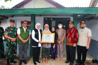 Pastikan Masyarakat Tempati Hunian Layak, Gubernur Khofifah: Alhamdulillah 158 Rutilahu di Nganjuk Rampung 100 Persen