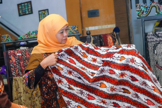 Peringati Hari Batik Nasional, Gubernur Khofifah Kenalkan Karya Wastra Batik Gerbang Baru Nusantara