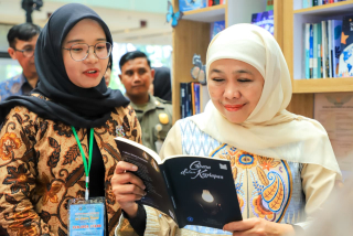 Luncurkan 1.580 Buku, Gubernur Khofifah: Kado Istimewa HUT Ke-80 Sekaligus Wariskan Tradisi Literasi untuk Bangsa