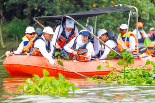 Gubernur Khofifah Bersama Pasukan Marinir Ajak Warga Jatim Jaga Sungai Bersih dan Sehat