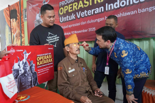 Telkomsel Gandeng Kitabisa Gelar Operasi Katarak untuk 20 Veteran dan Keluarga di Surabaya
