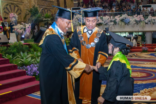 Cak Hasan Salut! Kakak-Adik Penyandang Disabilitas Wisuda Serentak di Unesa