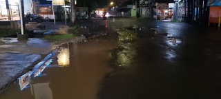 Genangan Air Bikin Lubang Jalan Tak Terlihat, Pengendara Hampir Jatuh di Sidoarjo