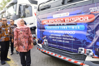 Gubernur Khofifah Lepas Enam Truk Produk Ekspor IKM  Desa Devisa Senilai Rp5,8 Miliar