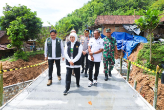 Gubernur Khofifah Tinjau Rekonstruksi Dua Jembatan di Desa Tambakrejo Pacitan