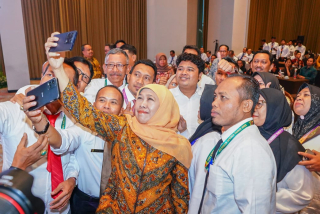 Gubernur Khofifah Ajak Camat, Sekcam, dan Sekdes Jemput Bola Sukseskan Program Strategis Nasional hingga Tingkat Desa