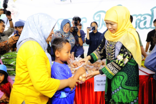 Gubernur Khofifah Gelar Pasar Murah Ke-300 di Desa Kapas Bojonegoro