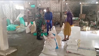 Melalui Komsos, Babinsa Duduksampeyan Pantau Produksi dan Harga Gabah Petani