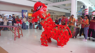 Barongsai Meriahkan Stasiun, KAI Daop 8 Surabaya Hadirkan Nuansa Imlek Penuh Kebahagiaan