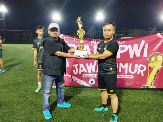 Judes FC Boyong Piala PWI,Tekuk Pokja Polda Jatim Lewat Adu Pinalti