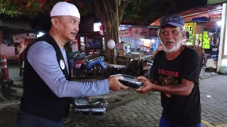 Sahur On The Road di Gelar Baksos'e Suroboyo Bagikan 400 Paket Nasi untuk Pekerja Dini Hari di Surabaya