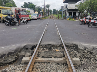 KAI Daop 8 Surabaya Laksanakan Perbaikan Malam Hari, Lalu Lintas Diberlakukan Buka Tutup