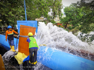 Respon Cepat PAM Surya Sembada Tangani Kebocoran Pipa Utama 1000mm di Kawasan Merr