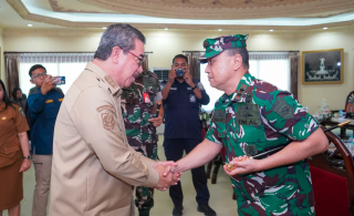 Tiba di Bandara Pattimura Ambon, Komandan Kodaeral lX Sambut Kedatangan Kasum TNl