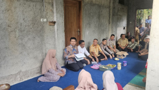 Gaya Humanis Wagub Emil Dardak Luluhkan Hati Warga Pacitan untuk Buka Blokade Jalan
