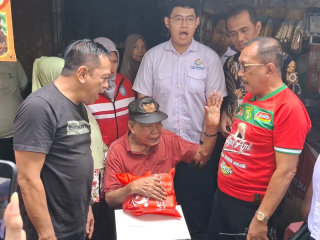 Susuri Kampung Padat Penduduk Cak Ji dan Gen Z Bagi Sembako ke Warga Miskin