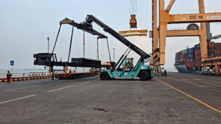 TPS Kembali Jadi Hub Pengiriman Locomotive Platform Produksi PT INKA ke Australia