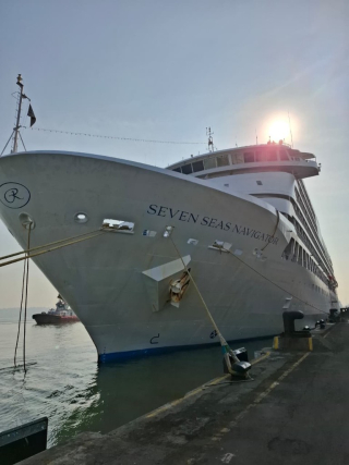 Pelindo Sambut MV Seven Seas Navigator, Ratusan Wisatawan Asing Kunjungi Surabaya