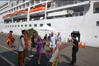 Kapal Pesiar MV Vista Singgah Perdana di Tanjung Perak, Bawa 1.085 Wisatawan Asing