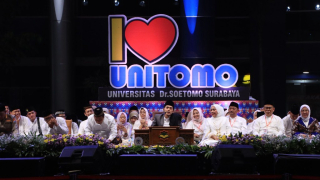 Ribuan Jamaah Padati Ngaji Bareng Gus Iqdam di Unitomo