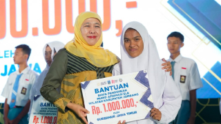 Khofifah Beri Bantuan Rp1 Juta dan Sepatu untuk 112 Siswa di Jombang