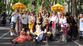 Semarak HUT ke-81 RI, Mercure Surabaya Grand Mirama Gelar Parade Busana Adat