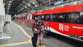 KAI Daop 8 Semarakkan HUT RI ke-81 dengan Livery Merah Putih