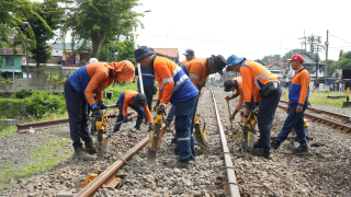 KAI Daop 8 Surabaya Benahi Jalur Kereta Jelang Nataru 2026