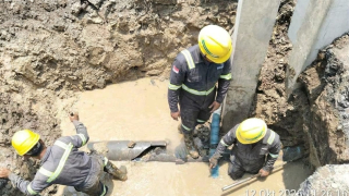 PDAM Surabaya Perbaiki Pipa Bocor di Gunungsari, Siapkan Pasokan Air Gratis