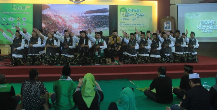 Ratusan Bonek dan Tokoh Lintas Agama Lakukan Doa Bersama untuk Indonesia Damai