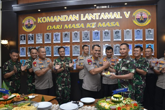 Sehari Jelang Peringatan HUT TNI, Danlantamal V Terima Kejutan Ucapan Ulang Tahun dari Polda Jatim