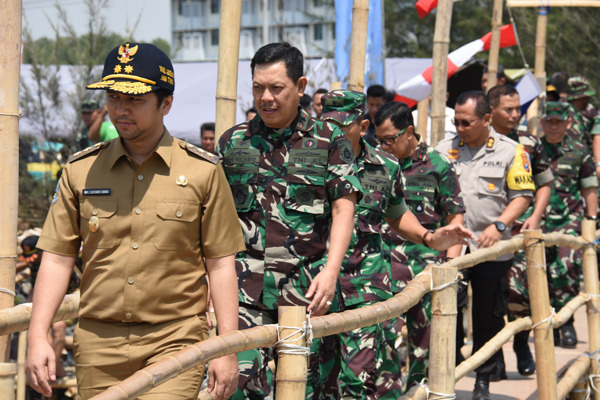 Bersama Forkopimda Jatim, Komandan Kodiklatal Tanam Mangrove  di Romokalisari