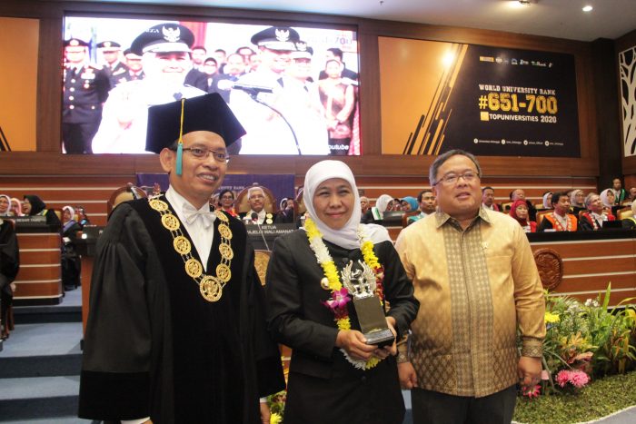 Gubernur Khofifah Raih Penghargaan Alumni Berprestasi Universitas  Airlangga 2019