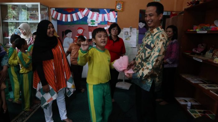 The Alana Surabaya Hotel Bagi Bagi Bingkisan Coklat Untuk SDN Gayungan II