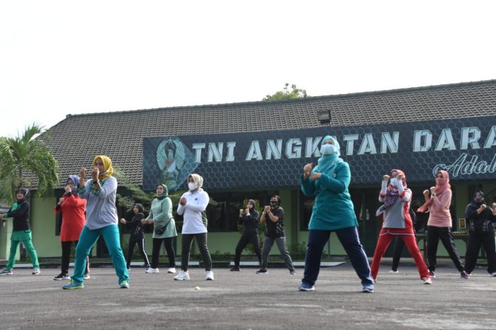 Persit Koorcab Rem 084 Gelar Olahraga Bersama